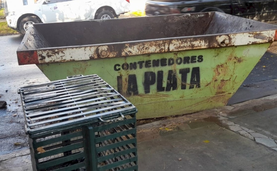 Una mujer murió tras chocar contra un contenedor en La Plata