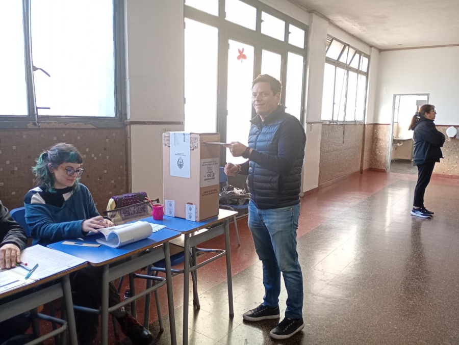 Pablo Nicoletti votó en el Colegio Sagrada Familia y llamó a “dejar atrás el odio y la violencia”