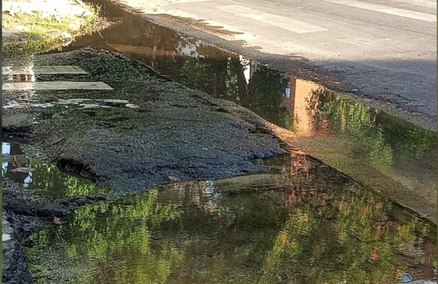 Un pozo en 13 y 63 está provocando que se hunda el pavimento