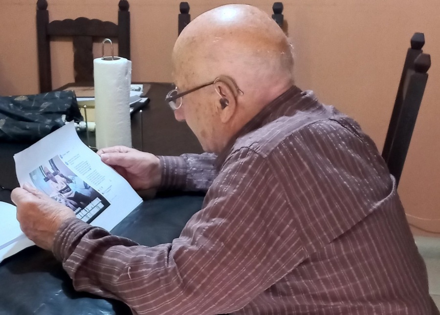 ”No caemos aún”: al hincha de Gimnasia de 90 años que emocionó a todos con su sábana le imprimieron la lluvia de mensajes