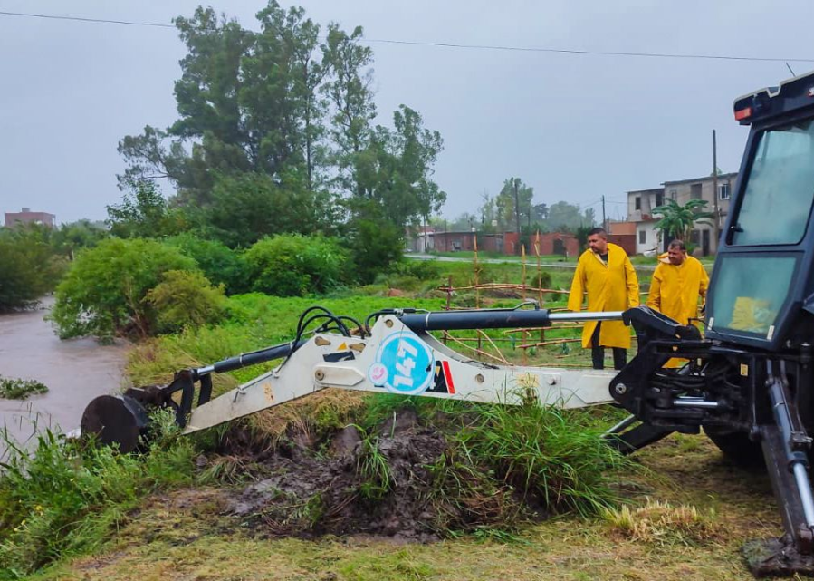 Camiones desobstructores trabajan en las zonas más complicadas de La Plata y piden llamar al 147 en el caso de evacuación