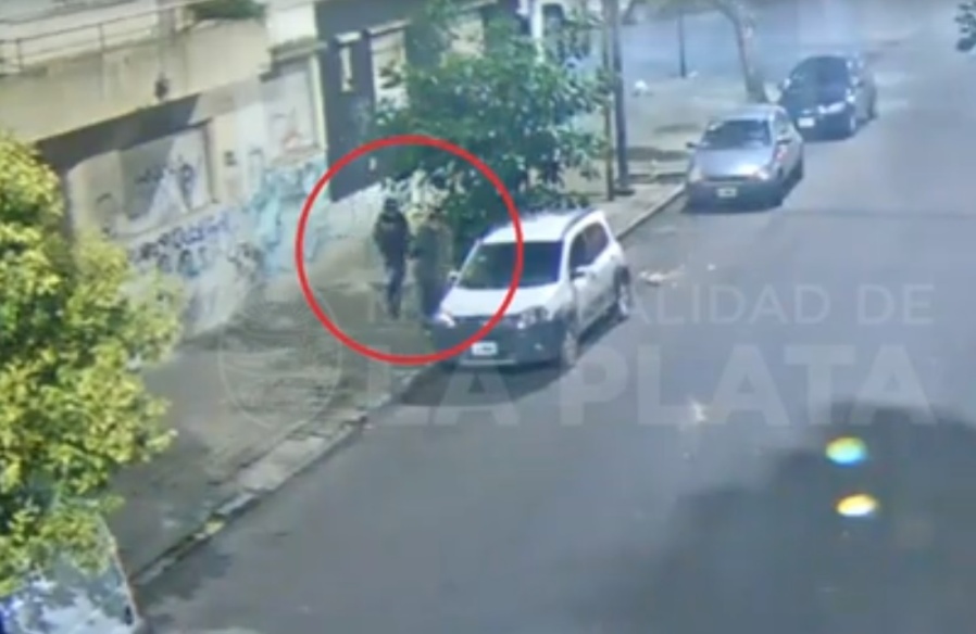 Demoraron a dos hombres por vandalizar el frente de una vivienda en La Plata