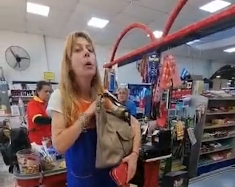 Escracharon a una docente robando insólitamente en un supermercado: ”Señora, tiene un montón de cosas en la bolsa”