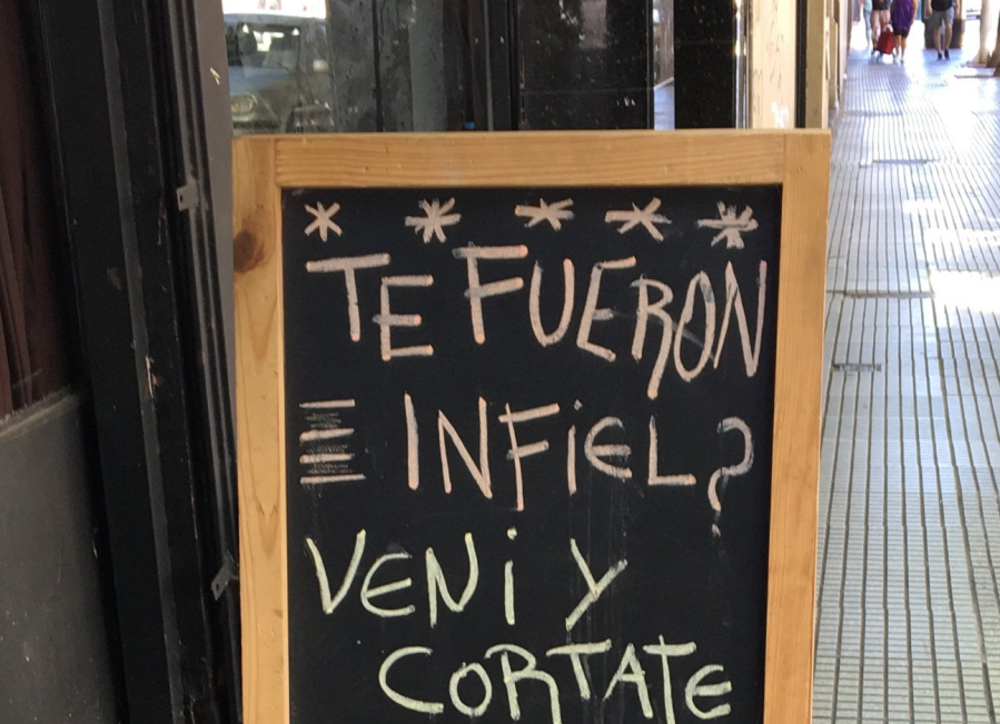 ”¿Te fueron infiel?”: el cartel de una peluquería se volvió viral y los que no se salvaron de los cuernos ya se anotaron