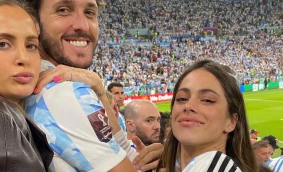 Tini en la playa y con amigos horas antes del partido Argentina-Polonia