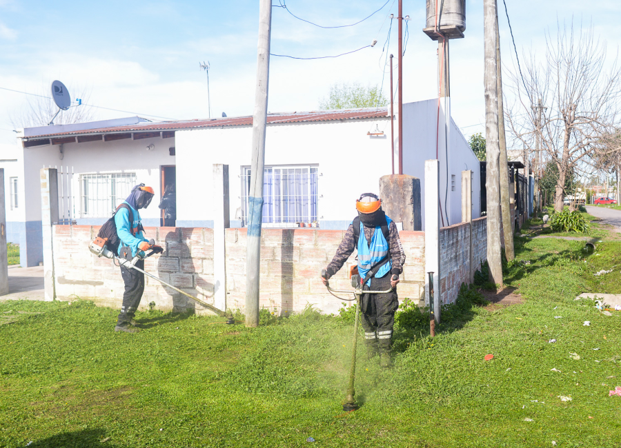 Se realizó un amplio operativo de limpieza en Villa Elvira con 50 agentes y retroexcavadoras