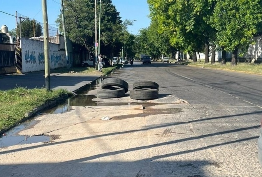 ”Es en vano”: vecinos de un barrio platense sufren el mal estado de las calles