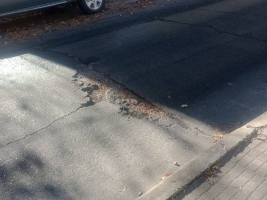 Vecinos reclaman por un bache en la calle de 9 71y72