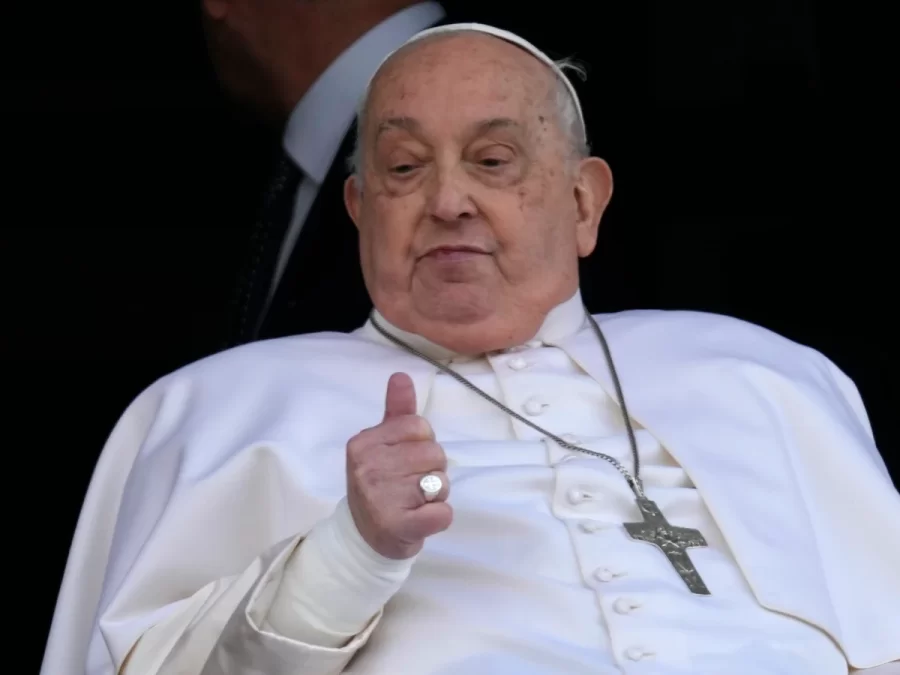 El Papa Francisco volvió a aparecer en público luego de pasar más de un mes internado