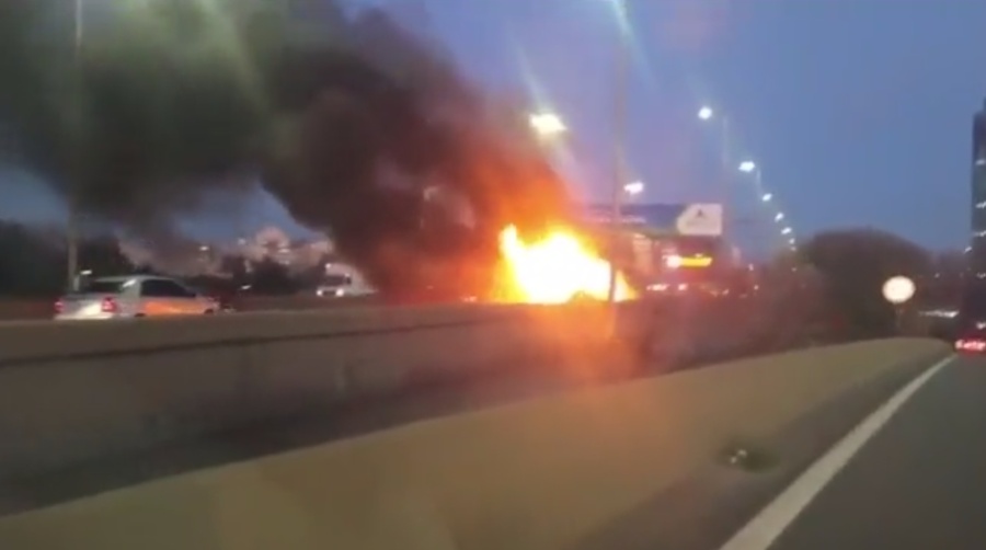 Se incendió un auto en la Autopista Buenos Aires - La Plata