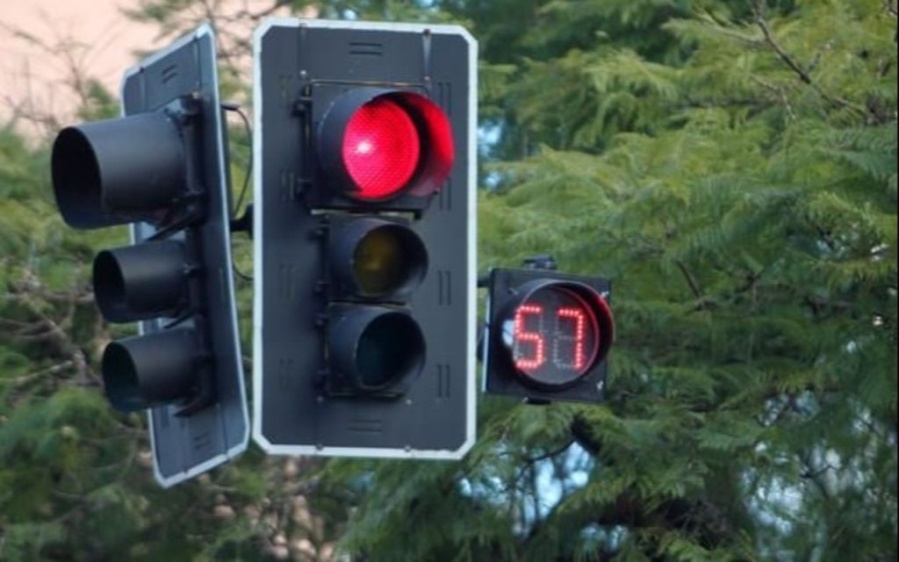 Vecinos reclaman un semáforo en una avenida platense y aseguraron que es un peligro manejar por la zona