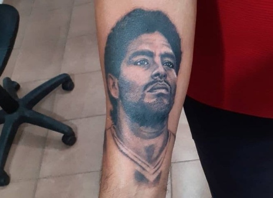 Un supuesto platense se tatuó a Maradona, se arrepintió y quiere sacárselo ya: “Abusó de una menor”