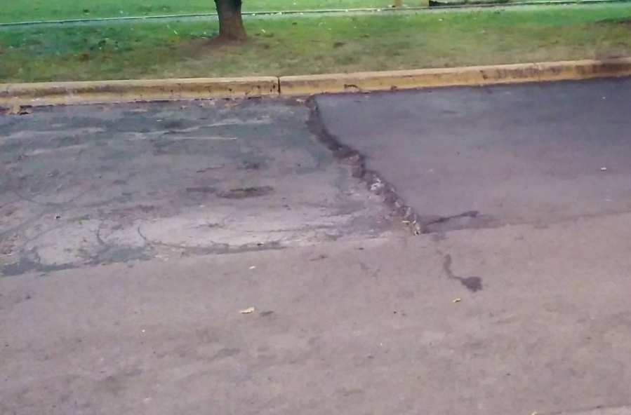 ”Tenes que andar con cuidado”, vecinos de City Bell se encuentran molestos por un gran pozo en el asfalto
