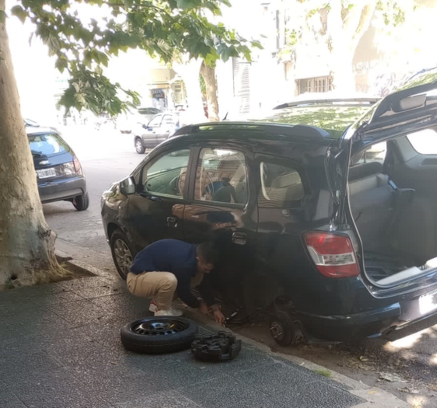 Vinieron a La Plata por trabajo y al volver al auto se encontraron con una desagradable sorpresa