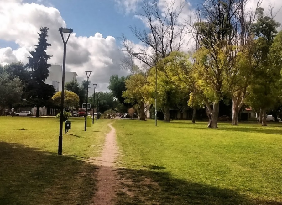 Vecinos que concurren al Parque Alberti reclamaron por las motos que circulan a gran velocidad: ”Parece una pista”