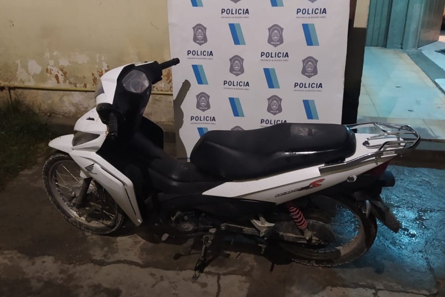 Delincuente empujó salvajemente a una mujer para robarle la moto en La Plata