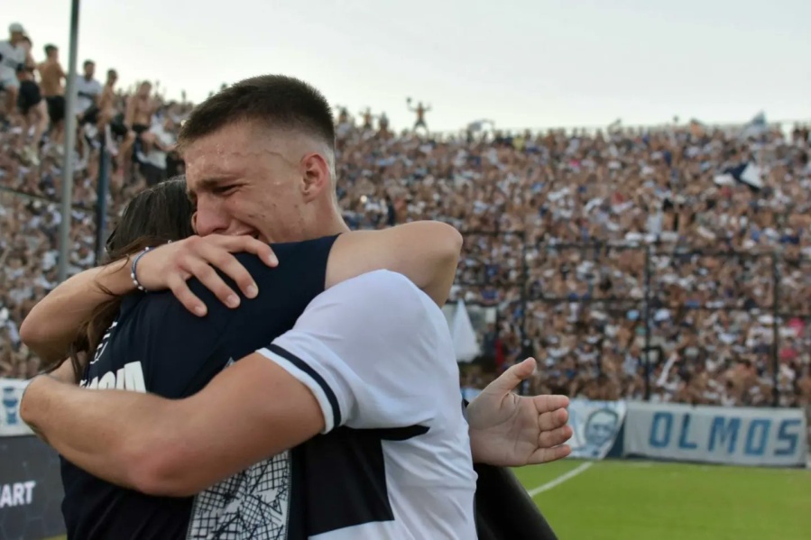 La promesa que se gestó en el medio del clásico entre un jugador del Lobo y un empleado del club