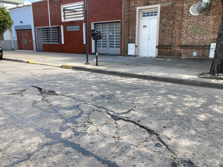 Un vecino de 67 y 22 reclama por el estado de la calle: ”Estoy cansado de vivir entre cráteres que te rompen el auto”