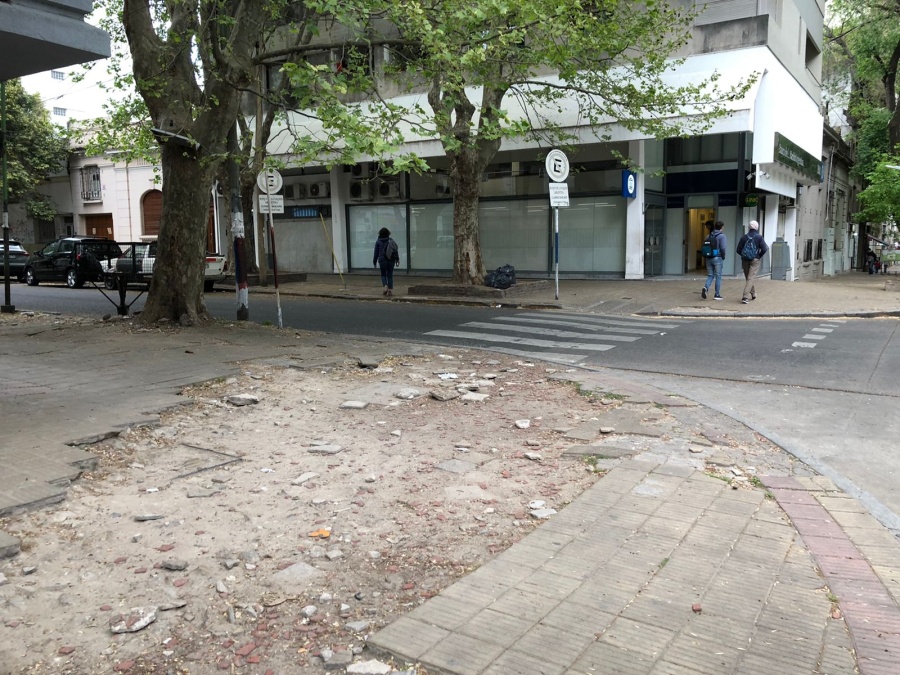 Vecinos reclaman por el arreglo de las veredas en 2 y 60: ”Están destruidas desde hace años”