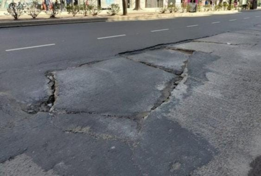 Automovilistas se quejaron por el tremendo bache que hay en plena Avenida 7 entre 48 y 49