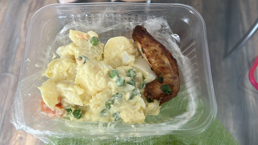 Una docente platense le pidió a su hermana un ”pedacito” de pollo pero se lo tomó muy literal: ”Miren su porción”