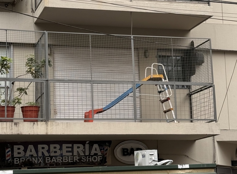 ”Me imagino lo triste...”: pasó por un departamento con tobogán en CABA, le sacó una foto y estalló el debate en las redes