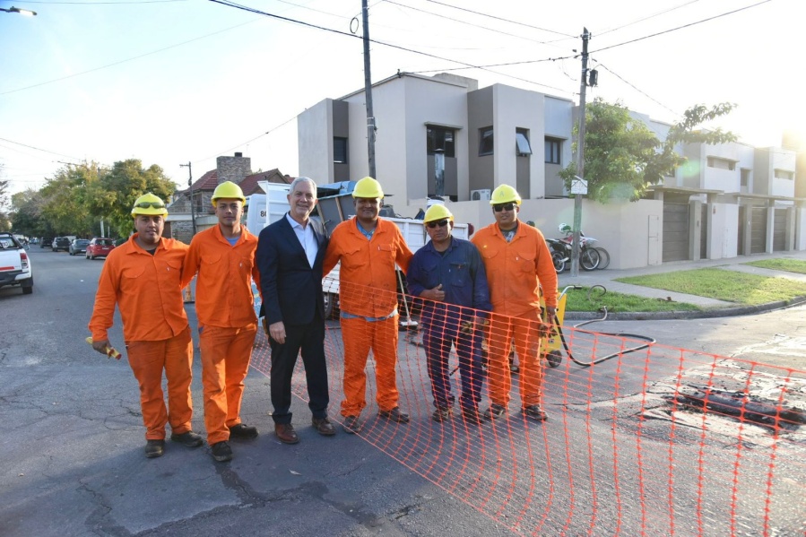 Julio Alak continúa con el plan de obras y puso en marcha una nueva pavimentación asfáltica en Tolosa