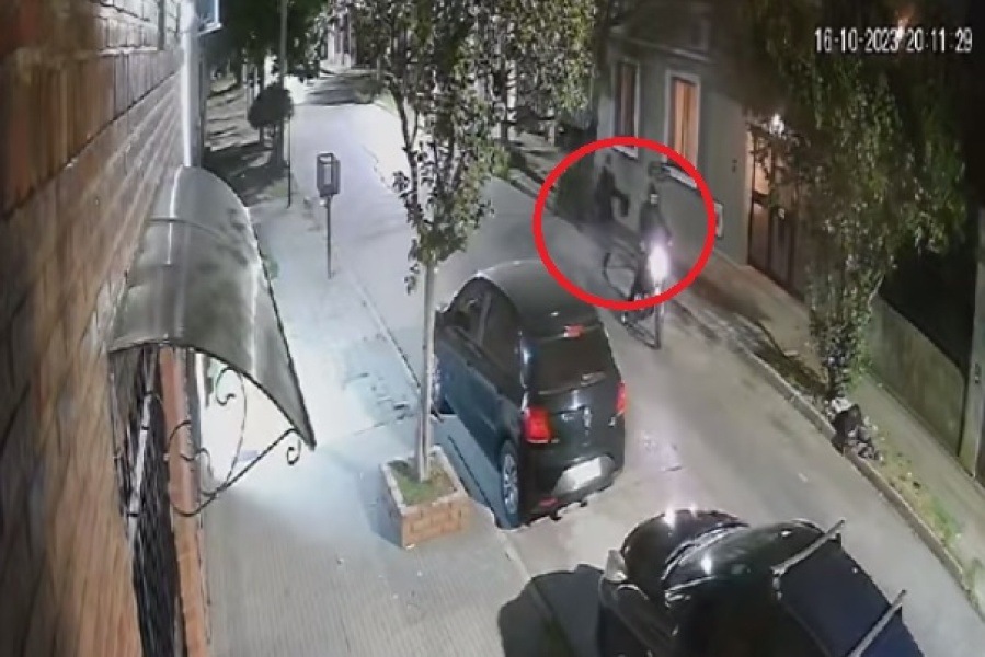 Con amenazas y forcejeos, así le robaron dos motochorros a un joven en Tolosa