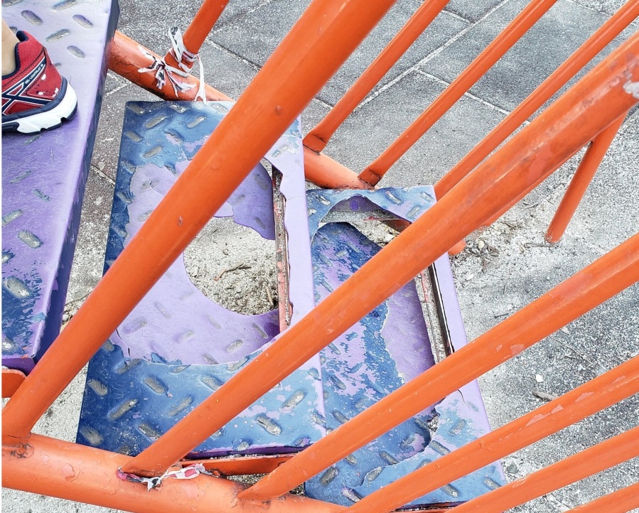 Un vecino alertó por un tobogán que continúa ”emparchado” en Parque Saavedra