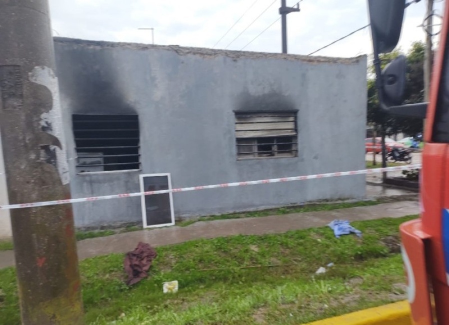 Murió una nena de 2 años en Berisso que quedó atrapada en un incendio: su tía no pudo rescatarla