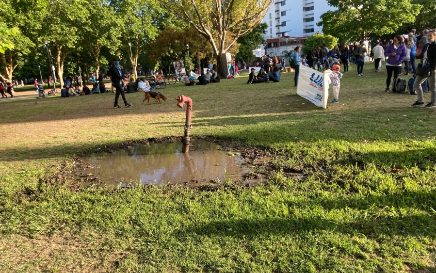 Denuncian una gran pérdida de agua en plaza Malvinas