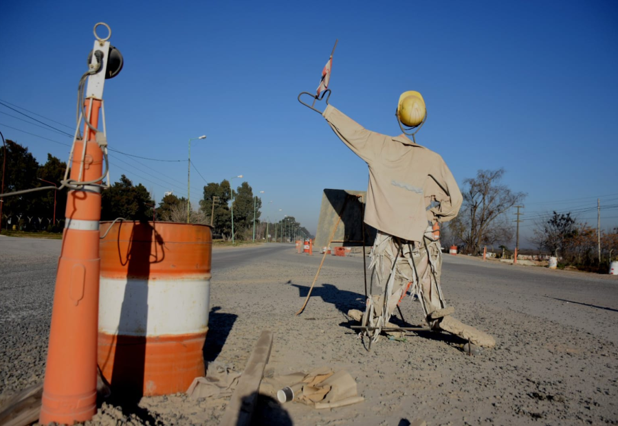 ”Obra paralizada por el gobierno nacional”: el desolador paisaje del Camino Rivadavia en Ensenada con ”obreros fantasmas”