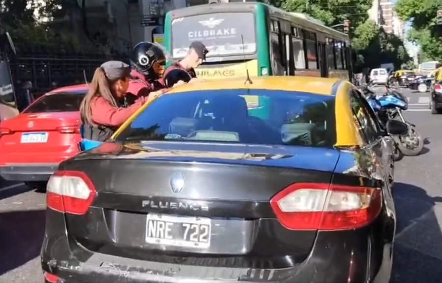 Un taxista se quedó dormido en pleno centro porteño, agitaron el auto y tardaron 20 minutos para que reaccione
