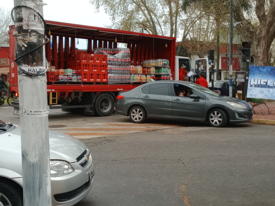 Pidieron ordenar el tránsito en una zona de La Plata donde hay una escuela primaria