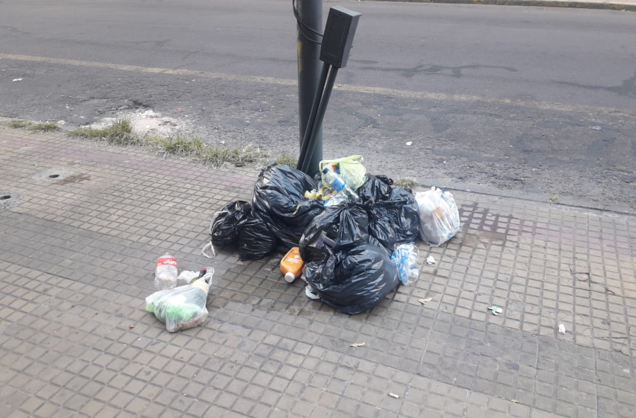 Vecinos se quejaron por la basura acumulada en la vereda
