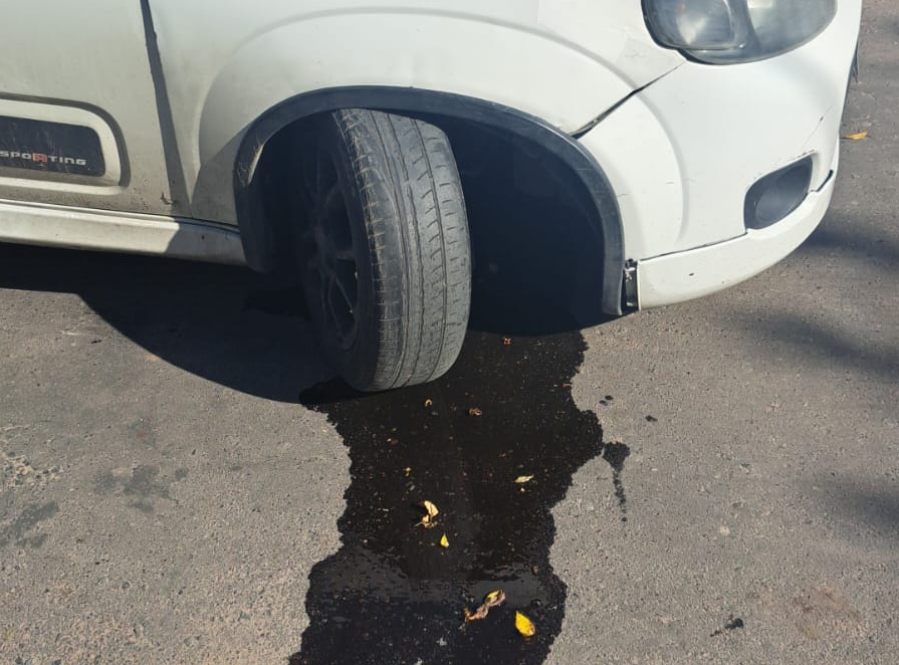 Su hijo rompió el auto por esquivar un pozo en Los Hornos y estalló en las redes: ”Dejó un gran charco de aceite”