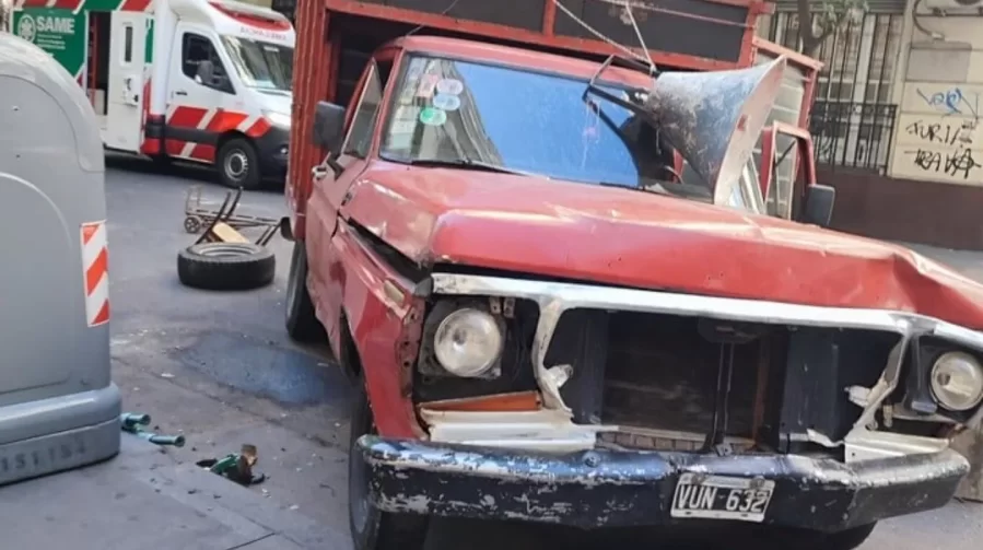 Un colectivo chocó a una camioneta estacionada en doble fila: un hombre estaba acostado en la caja y murió