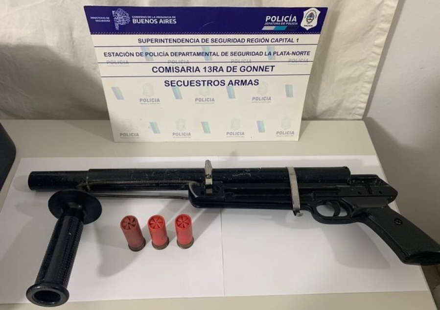 Detuvieron a un joven de 18 años por tentativa de robo en La Plata con un arma que los efectivos ”nunca habían visto”