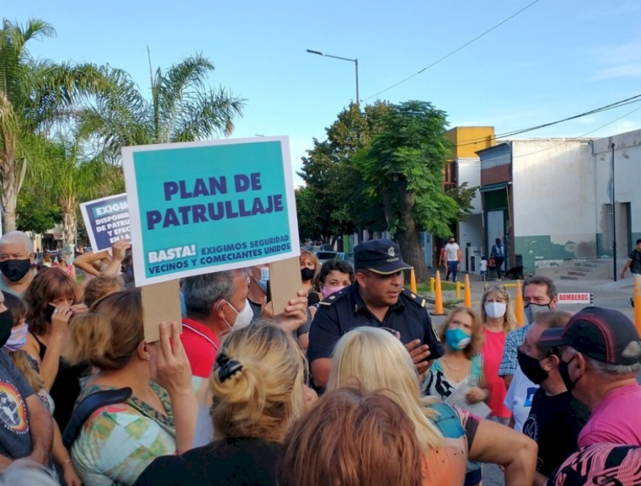 Vecinos de Los Hornos armaron un grupo especial contra la inseguridad, la falta de agua y la suciedad