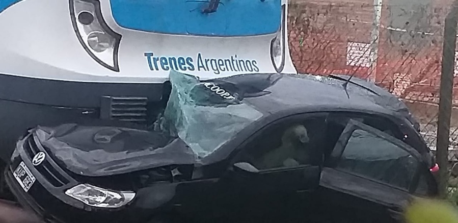 El Tren Roca atropelló a un vehículo y el conductor falleció en el acto
