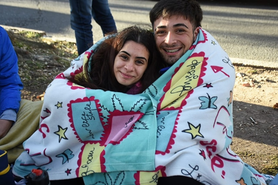 Con frazadas y mantas, alumnos y alumnas del Normal 1 organizaron una sentada para reclamar por mejoras edilicias