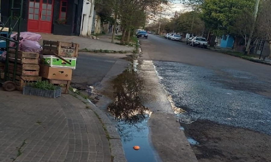 Aseguran que una pérdida de agua en 17 y 69 lleva más de un año