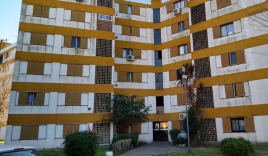 Murió una mujer tras caer al vacío desde su departamento en Villa Elisa: tenía 75 años