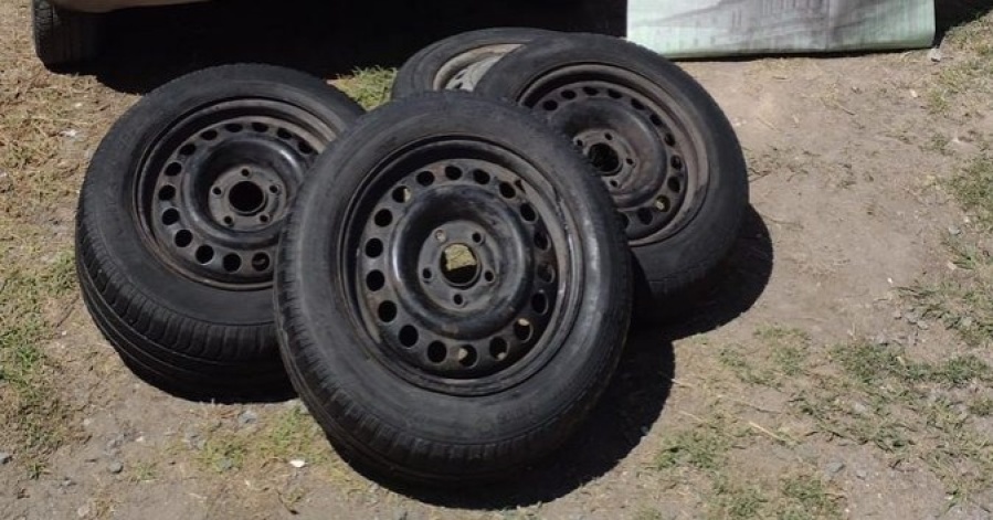 Tenían cuatro ruedas tapadas con una lona, los detuvieron y confesaron que se las robaron en La Plata