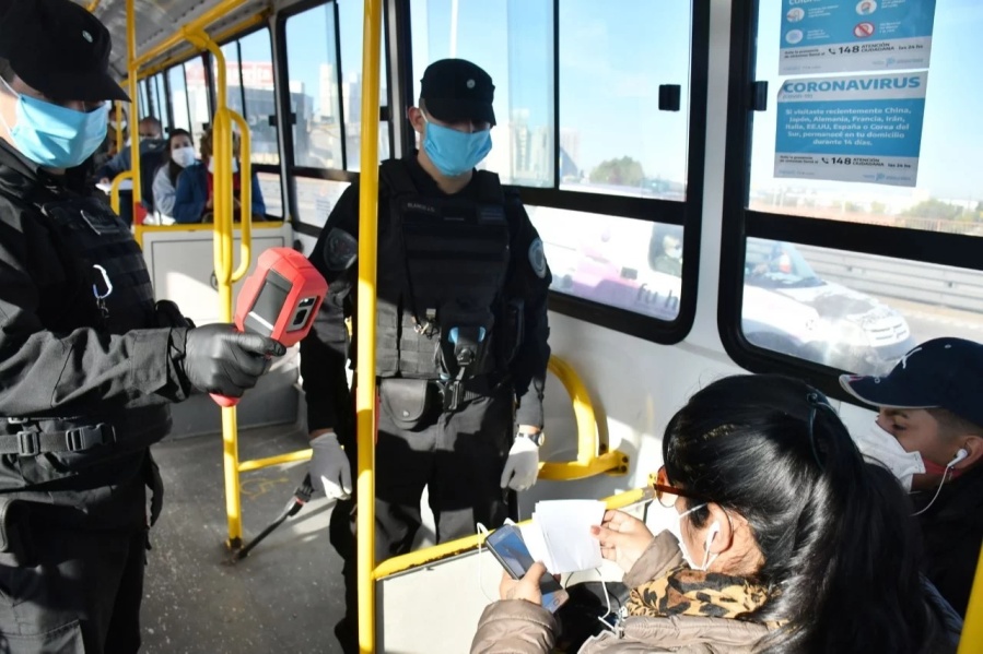 Provincia evalúa que el pase sanitario se aplique en el transporte público y los ámbitos laborales cerrados