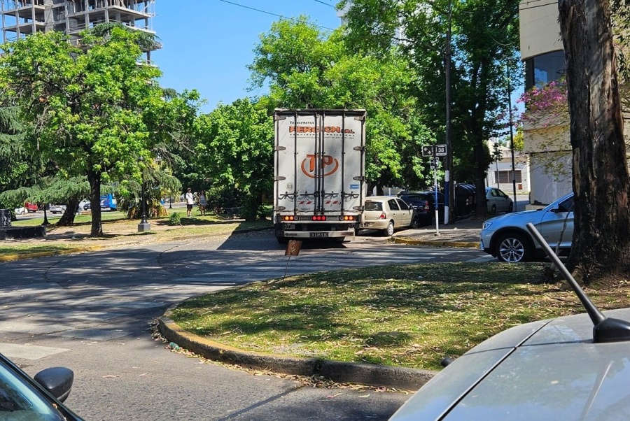 Vecinos alertaron por la presencia de camiones que destruyen el asfalto en la zona de Plaza Güemes