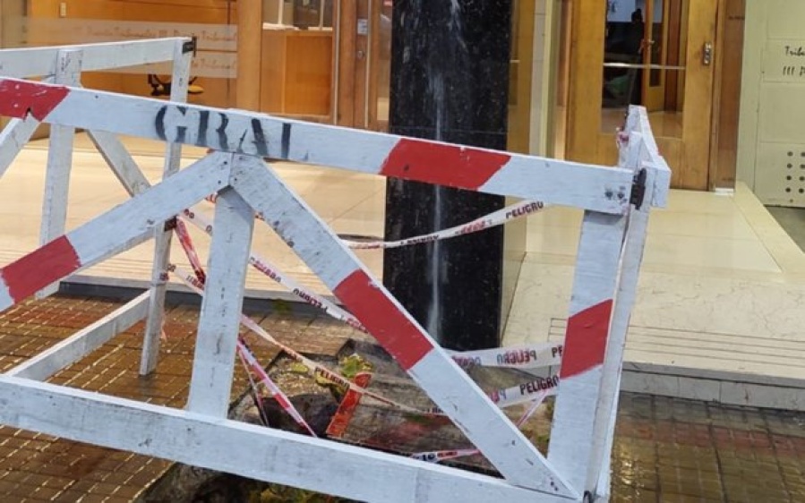 Vecinos de un edificio de la zona de 12 y 47 reclaman por una importante pérdida de agua en medio de la vereda