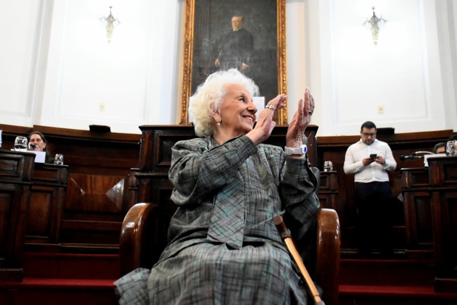 Durante el 2023 el municipio platense dará un subsidio mensual de cuatro salarios docentes para Abuelas de Plaza de Mayo