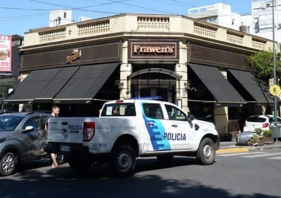 Un choque en 9 y 50 volteó las mesas de un reconocido restaurante
