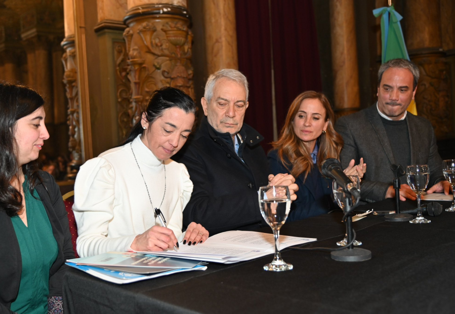 Alak anunció becas, subsidios y acuerdos con la Provincia y UNICEF para niños, niñas y adolescentes junto a Tolosa Paz